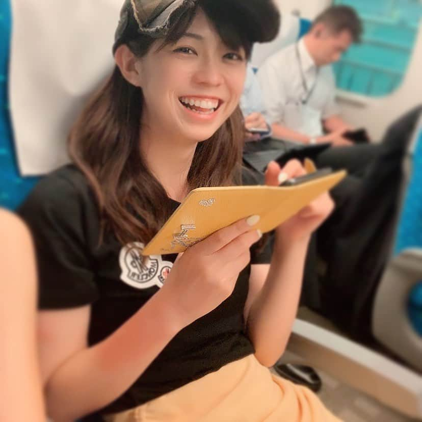 武井玲奈さんのインスタグラム写真 - (武井玲奈Instagram)「. . 移動〜移動〜🚅 . 好きな人といたら楽しくて すぐちょけてしまうww . カメラマン なつみ♡♡♡ . . 今日はヤンマースタジアム長居で 行われるセレッソ大阪ファン感謝デー です！私はMCで参加します！ . 晴れたな〜🌞🌴 よかった💗 . . #新幹線 #彼女と移動中なう #彼女とデートなうに使っていいよ #笑 #Osaka #大阪 #不意打ち #変顔 #おはようございます #ヤンマースタジアム長居 #セレッソ大阪 #セレッソ大阪ファン感謝デー #熱中症にお気をつけください #Yellow #black #code #ootd #コーディネート #新幹線コーデ #移動コーデ #キャップコーデ #さ #今日も楽しもう」7月28日 8時30分 - takeirena