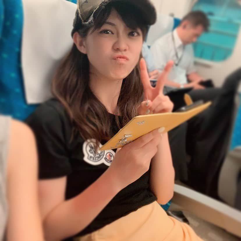 武井玲奈さんのインスタグラム写真 - (武井玲奈Instagram)「. . 移動〜移動〜🚅 . 好きな人といたら楽しくて すぐちょけてしまうww . カメラマン なつみ♡♡♡ . . 今日はヤンマースタジアム長居で 行われるセレッソ大阪ファン感謝デー です！私はMCで参加します！ . 晴れたな〜🌞🌴 よかった💗 . . #新幹線 #彼女と移動中なう #彼女とデートなうに使っていいよ #笑 #Osaka #大阪 #不意打ち #変顔 #おはようございます #ヤンマースタジアム長居 #セレッソ大阪 #セレッソ大阪ファン感謝デー #熱中症にお気をつけください #Yellow #black #code #ootd #コーディネート #新幹線コーデ #移動コーデ #キャップコーデ #さ #今日も楽しもう」7月28日 8時30分 - takeirena