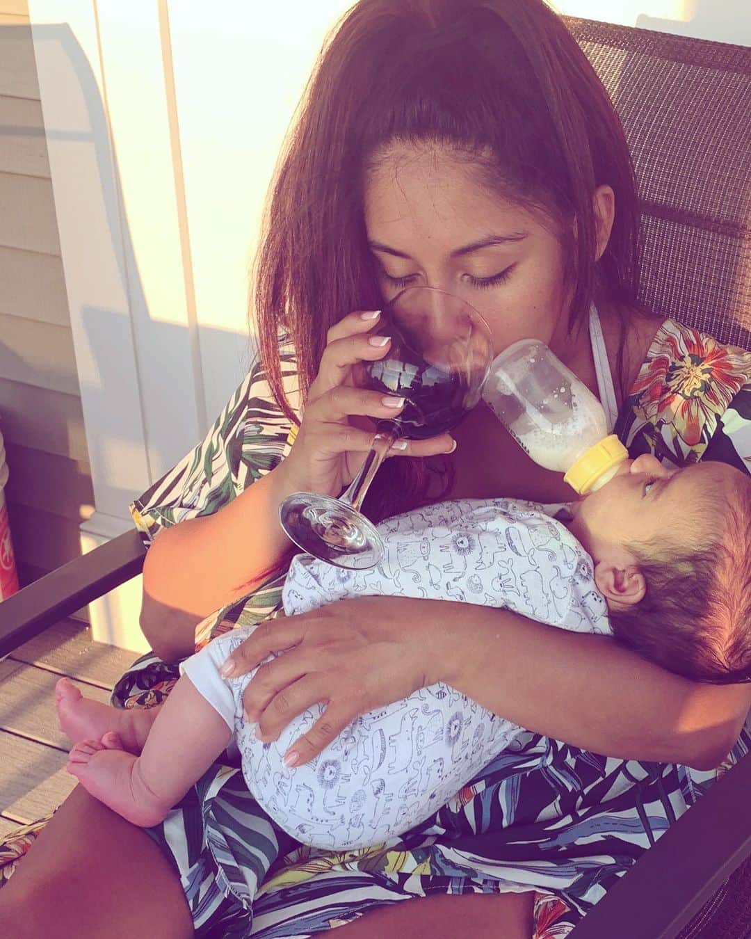 ニコール・ ポリッツィのインスタグラム：「“What’s mom life like with 2 kids and a newborn?” THIS. #MomJuice #ImAGoodMomISwear」