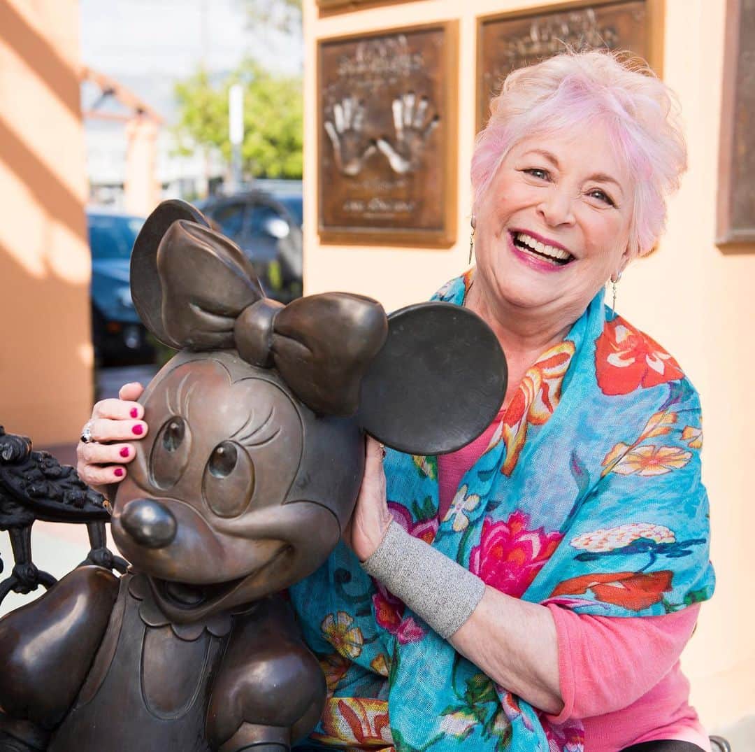Disneyさんのインスタグラム写真 - (DisneyInstagram)「“Minnie Mouse lost her voice with the passing of Russi Taylor. For more than 30 years, Minnie and Russi worked together to entertain millions around the world—a partnership that made Minnie a global icon and Russi a Disney Legend beloved by fans everywhere. We’re so grateful for Russi’s talent as well as the tremendous spirit and great joy she brought to everything she did. It was a privilege to have known her and an honor to have worked with her, and we take comfort in the knowledge that her work will continue to entertain and inspire for generations to come. Russi will be sorely missed and our hearts go out to her family and friends, along with our deepest condolences.” – Bob Iger」7月28日 8時27分 - disney
