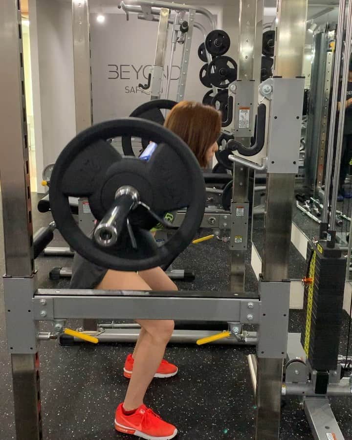 ハピネス笑舞のインスタグラム：「スクワット60kg💪️🔥 有酸素で燃やしまくって、減量がんばる！！！ 今日から旅行なので、外食パラダイス！😂がんばるぜ！！ #smile#love#fashion#girl#六本木#銀座#歌舞伎#北新地#中洲#すすきの#大阪#北海道#キャバ嬢#長谷川笑舞#バルセロナ#桃李#おっぱい#巨乳#キャバ嬢と繋がりたい#カジュアル#仲良し#ジム#バースデー#札幌#劇団桃李#happiness#hカップ#ダイエット#ベストボディジャパン #bbj日本大会」