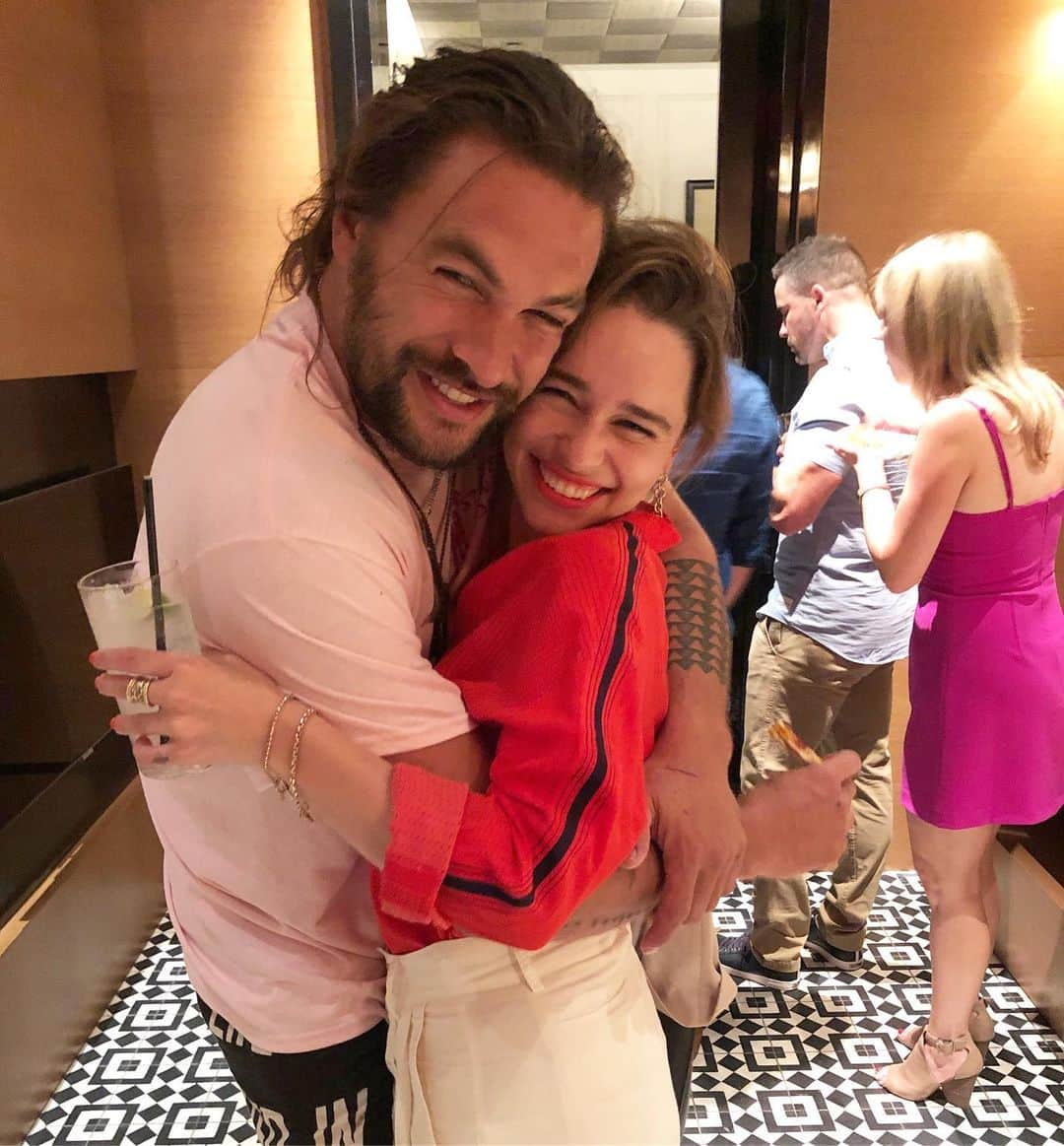 エミリア・クラークさんのインスタグラム写真 - (エミリア・クラークInstagram)「With you I feel 2 feet small.  X 2  @prideofgypsies HAPPY FREAKING BIRTHDAY BABY! An oversized bath tub of happiness for another year of you.  #moonofmylifemysunandstars  #finallyabathbigenoughtobathadragonin  #thenbrokecosispentallmymoneyonbubblebath  #❤️ #🐲 #😂」7月28日 8時33分 - emilia_clarke