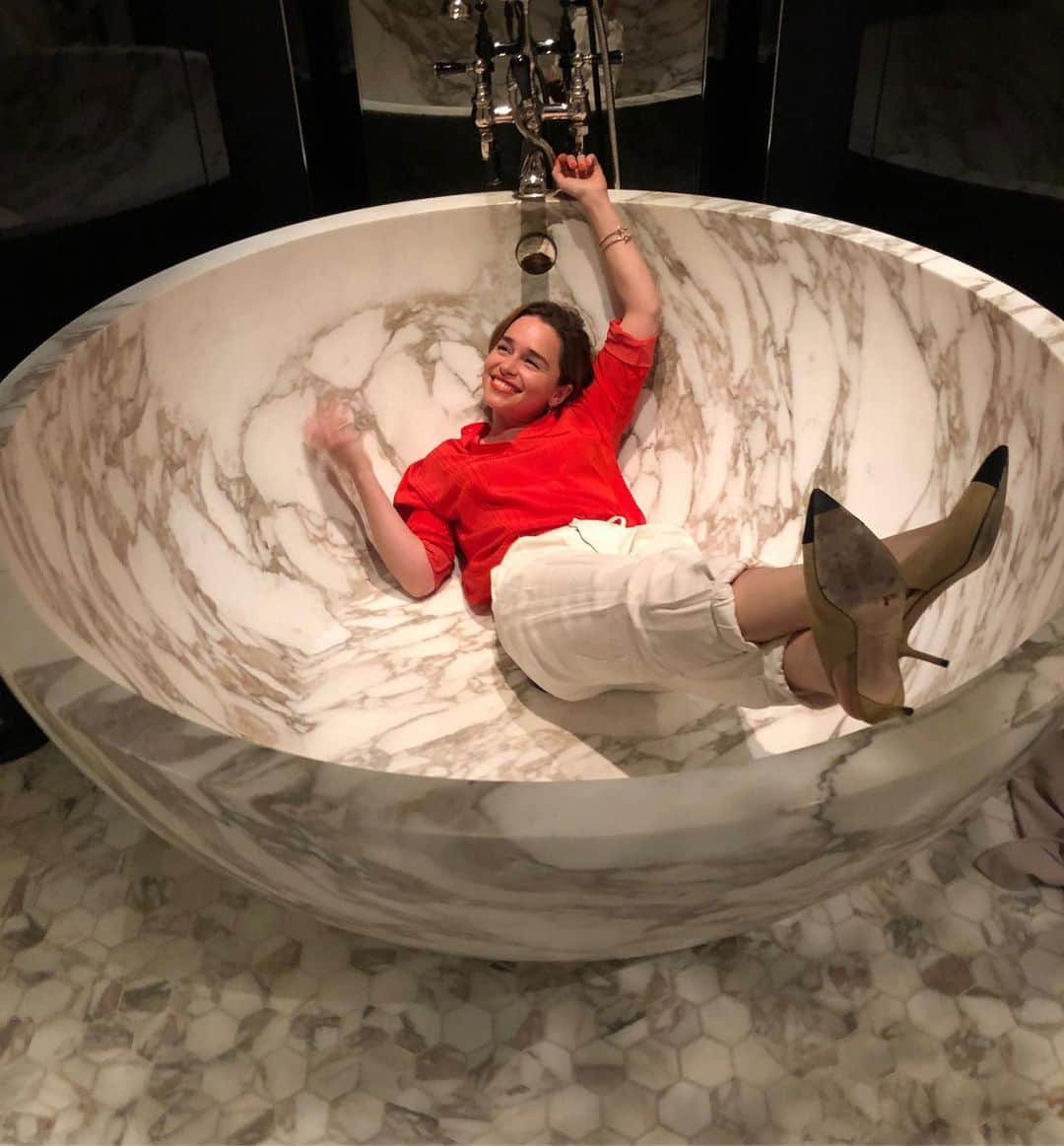 エミリア・クラークさんのインスタグラム写真 - (エミリア・クラークInstagram)「With you I feel 2 feet small.  X 2  @prideofgypsies HAPPY FREAKING BIRTHDAY BABY! An oversized bath tub of happiness for another year of you.  #moonofmylifemysunandstars  #finallyabathbigenoughtobathadragonin  #thenbrokecosispentallmymoneyonbubblebath  #❤️ #🐲 #😂」7月28日 8時33分 - emilia_clarke