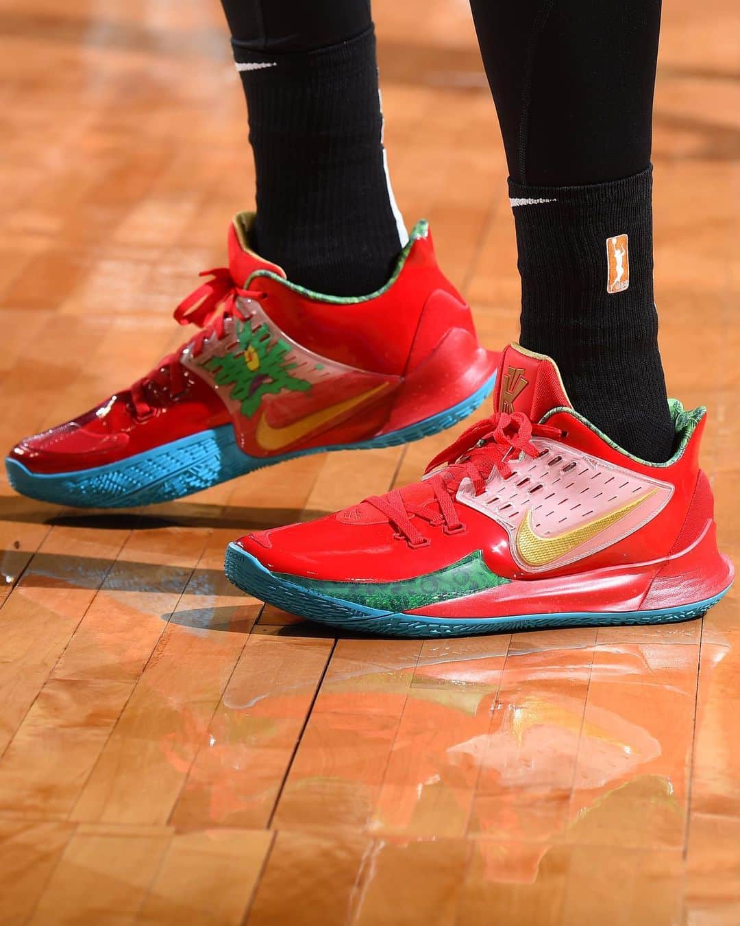 Nike Basketballさんのインスタグラム写真 - (Nike BasketballInstagram)「@brittneyyevettegriner laced up all five @kyrieirving x @spongebob colorways during the WNBA All-Star game.  Shop the collection in SNKRS August 10. #kyrie #spongebob #wnbaallstar」7月28日 8時44分 - nikebasketball