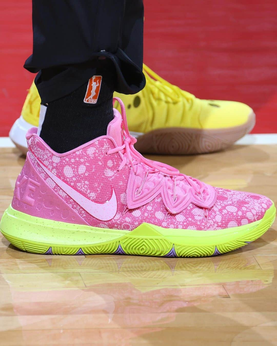 Nike Basketballさんのインスタグラム写真 - (Nike BasketballInstagram)「@brittneyyevettegriner laced up all five @kyrieirving x @spongebob colorways during the WNBA All-Star game.  Shop the collection in SNKRS August 10. #kyrie #spongebob #wnbaallstar」7月28日 8時44分 - nikebasketball