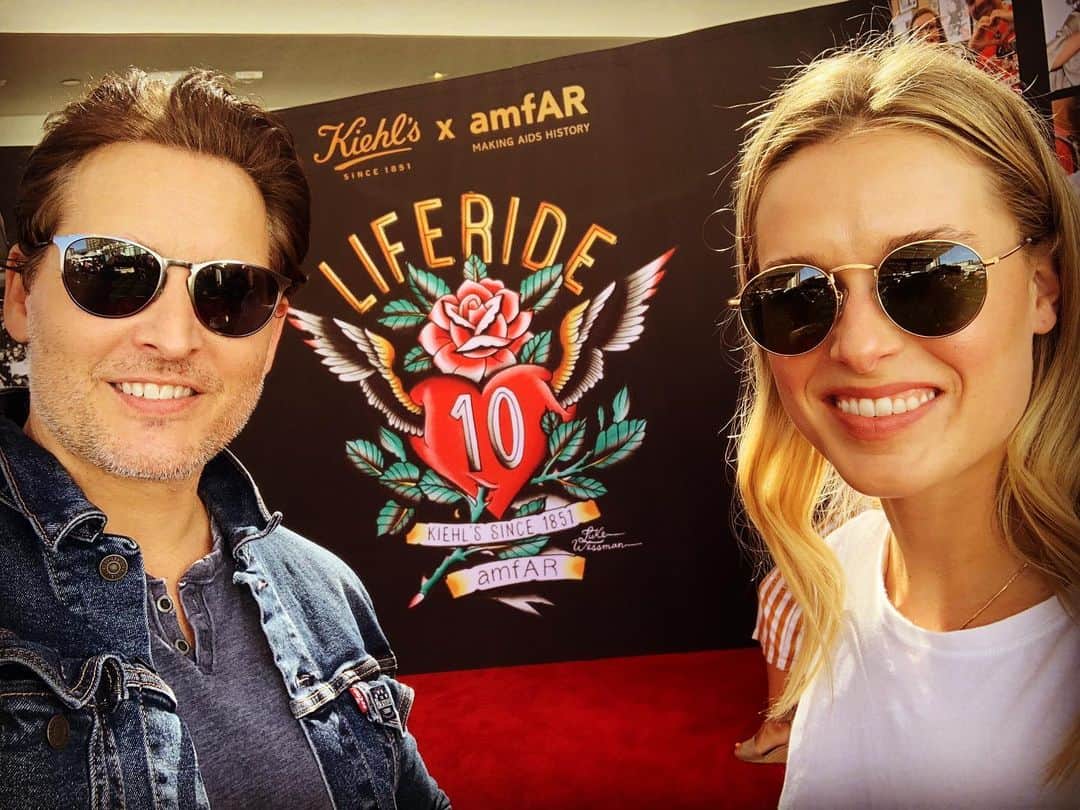 のインスタグラム：「Celebrating #LifeRide10 today @kiehls + @amfar 🏍  For every selfie with a ❤️ made from your hands today on IG & Twitter if you tag @Kiehls + @amfAR with #LifeRide10 Kiehl’s will donate $10 up to $100k. Support amfAR to help fund a cure for HIV/AIDS! 🙏🏼❤️ Like @Kiehls Heart Instagram Post on 7/27 and they will donate $10 for each like. So make@sure u give my post a like. ❤️❤️❤️ Over the past 10 years, Kiehl's has raised over $2 million dollars for amfAR to fund HIV/Aids research」