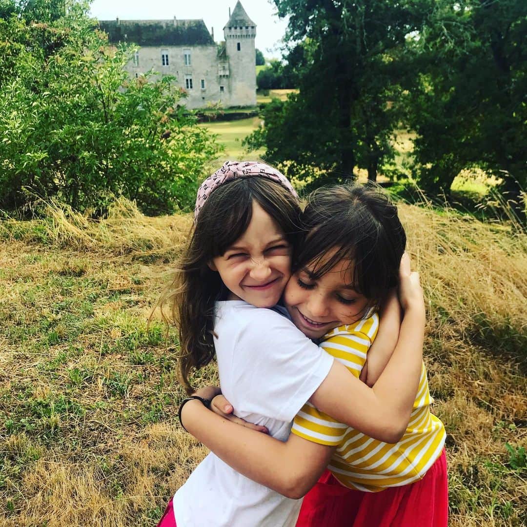 メアリー・マコーマックのインスタグラム：「Cousins and a chateau.  In France they’re just lying’ about the place.」