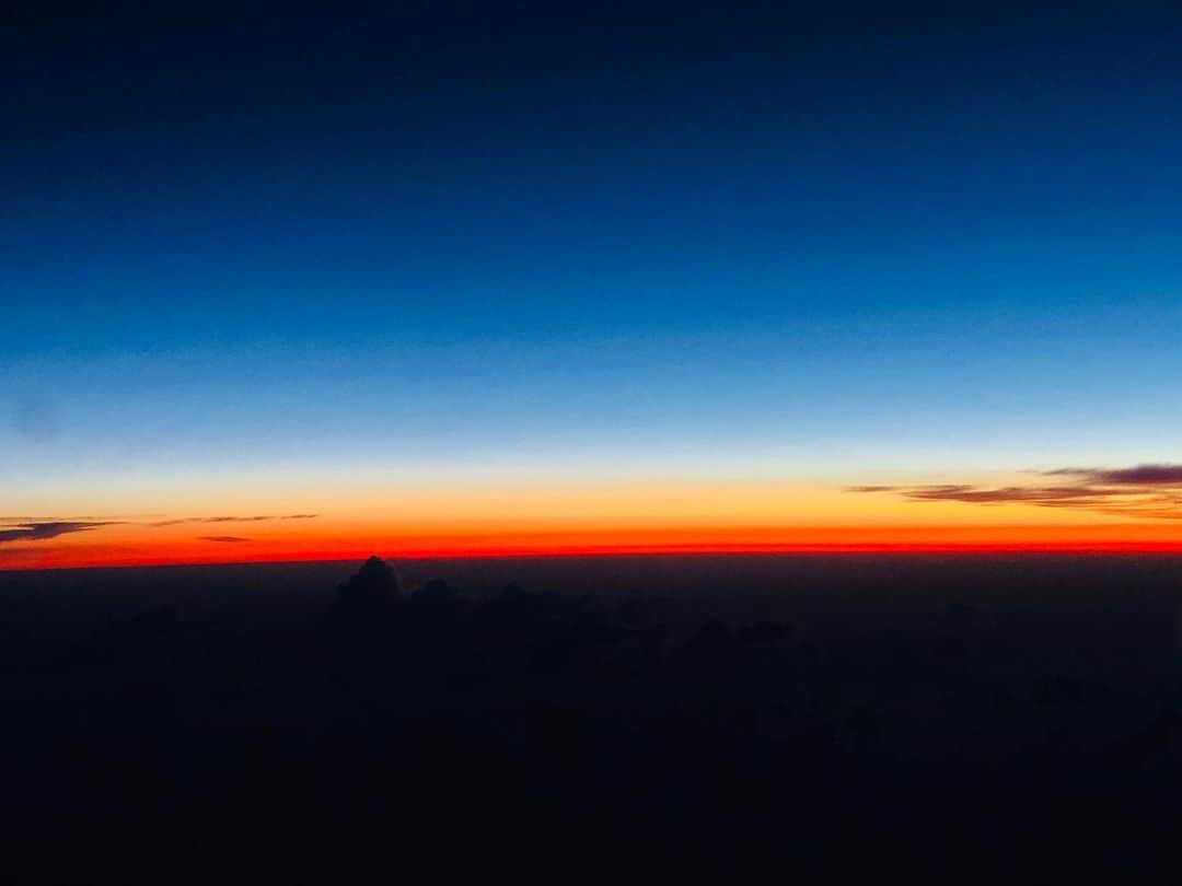 カラーさんのインスタグラム写真 - (カラーInstagram)「NO FILTERS USED 🙏 I Took These This Morning , I Was On A Red Eye to The East Coast , I Saw This While Everyone On The Plane Was Asleep. I Thought To Myself What Is Love ? (Answer: This Is Love ) This Is God’s Geometry! How Many More Of These Will I See I’m My Life Time? Maybe This Is It.. Maybe This Is The Last One Of These I’ll Ever Gaze Into.  Watching The Sun Burn It’s Way Into This World Was Forever Breathe Taking.  At 40,000 ft Life Seems So Clear So Direct , From This View The World Is In Utter Perfection , It’s Transitional Natural Succinctness.. IT JUST IS.... There Is No Misshaped Cloud , No Doubt Of Love ..No Wondering Who Am I... I’m  Thankful To Marvel At This With My Eyes, For Today I Saw God. #rollandberry #sunrise #God #thankful #humble #love #energy #frequency #vibration #venzuela #serenity #godislove #unstoppable #iwillalwaysmissyoujason」7月28日 9時23分 - rollandberry