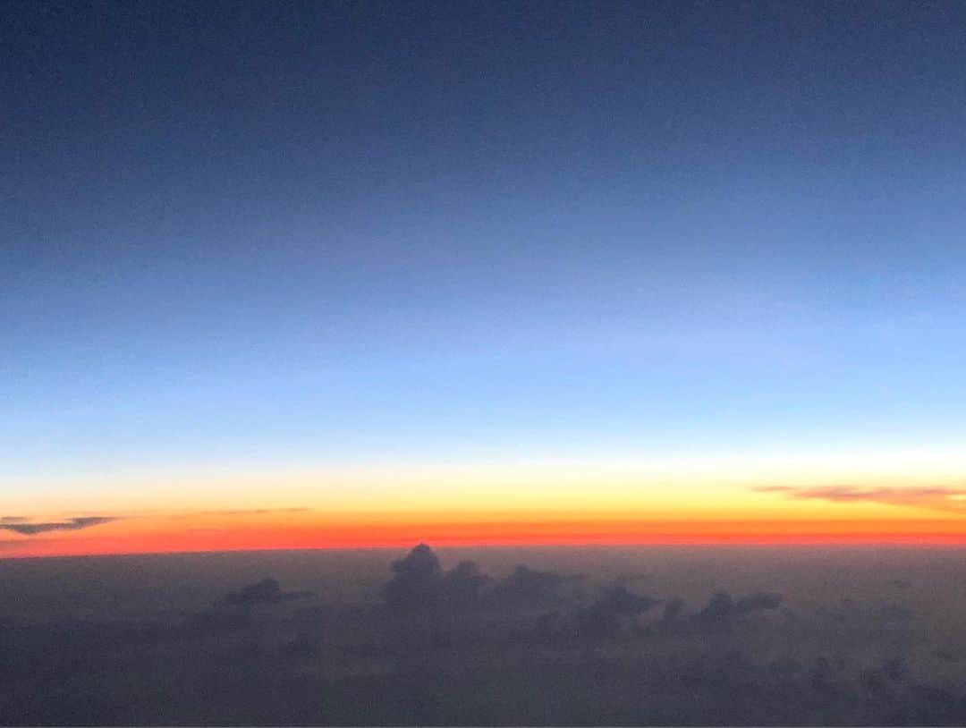 カラーさんのインスタグラム写真 - (カラーInstagram)「NO FILTERS USED 🙏 I Took These This Morning , I Was On A Red Eye to The East Coast , I Saw This While Everyone On The Plane Was Asleep. I Thought To Myself What Is Love ? (Answer: This Is Love ) This Is God’s Geometry! How Many More Of These Will I See I’m My Life Time? Maybe This Is It.. Maybe This Is The Last One Of These I’ll Ever Gaze Into.  Watching The Sun Burn It’s Way Into This World Was Forever Breathe Taking.  At 40,000 ft Life Seems So Clear So Direct , From This View The World Is In Utter Perfection , It’s Transitional Natural Succinctness.. IT JUST IS.... There Is No Misshaped Cloud , No Doubt Of Love ..No Wondering Who Am I... I’m  Thankful To Marvel At This With My Eyes, For Today I Saw God. #rollandberry #sunrise #God #thankful #humble #love #energy #frequency #vibration #venzuela #serenity #godislove #unstoppable #iwillalwaysmissyoujason」7月28日 9時23分 - rollandberry