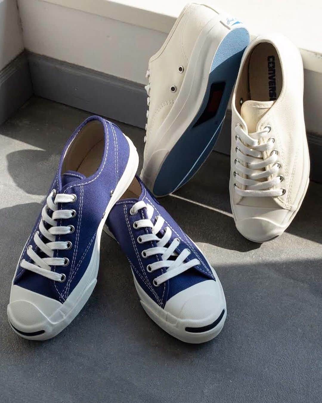 のインスタグラム：「﻿ new arrival!﻿ ﻿ 定番人気CONVERSE JACK PURCELL から﻿ トレンドカラー"パープル"が登場。﻿ ﻿ ベーシックホワイトもございます。﻿ ﻿ ぜひお近くのrelumeショップにてご覧くださいませ。 ﻿ ﻿ CONVERSE JACK PURCELL ￥9,000+tax﻿ size.23 / 23.5 / 24 / 24.5﻿ no.19093463002430 / 19093463002530﻿ ﻿ ﻿ #コンバース﻿ #スニーカー﻿ #ベージュスニーカー﻿ #converse﻿ #jackpurcell﻿ #shoes﻿ #sneaker﻿ #19fw﻿ #unisex﻿ #ladys﻿ #trend﻿ #baycrews﻿ #relume﻿ #journalstandardrelume﻿ #くずはモール」