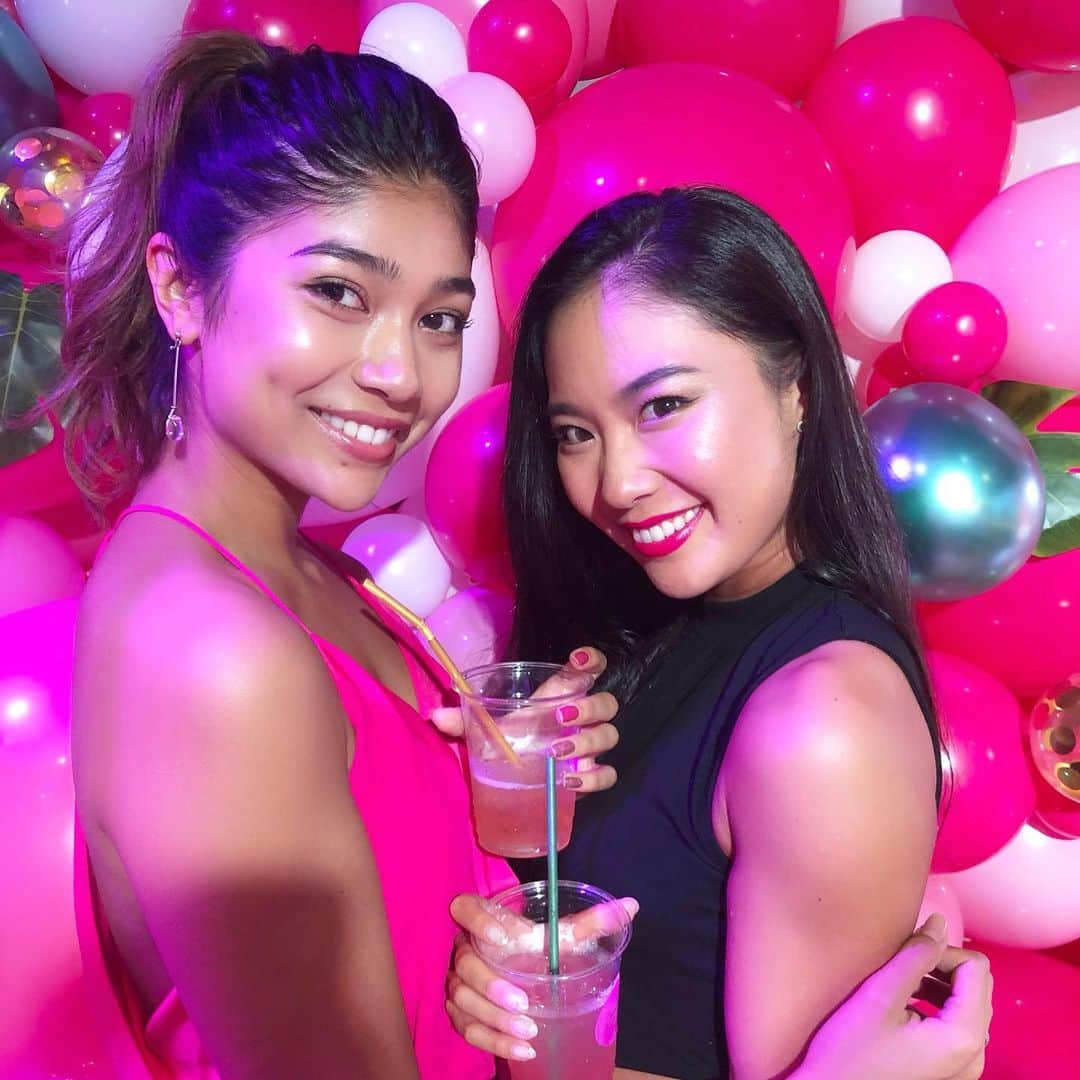 のインスタグラム：「プリは心から尊敬しているお友達の1人👭💛 出会ったのは2016年の夏、ミスワールドのファイナリストに選ばれたとき。懐かしい😌 自分の意思を強く持って自分のやりたいことを貫いて、優しさと愛に溢れたプリが大好き❣️ これからもお互い成長を続けて会うたびにいい報告が出来ますように…💓💫 LOVE U😘 #友達 #尊敬 #いつもありがとう #bff」