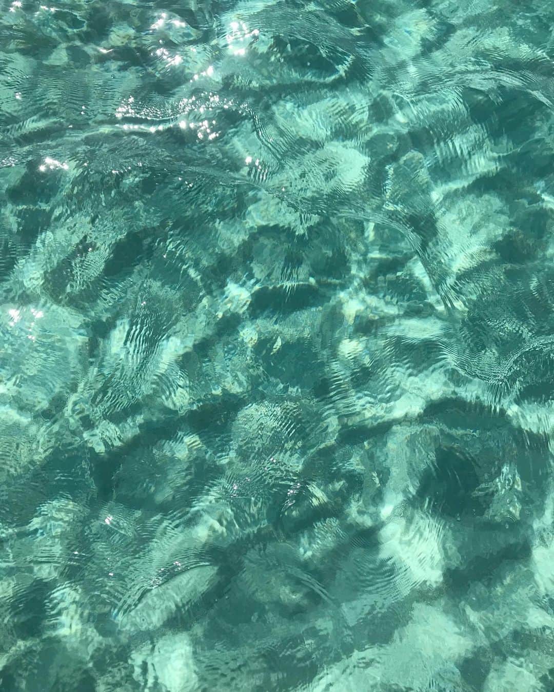 宮崎絹子さんのインスタグラム写真 - (宮崎絹子Instagram)「伊良部島に行ったら @ryumar17 くんのツアーに行ってみてね！ こんなにきれいなクリスタルクリアーな砂地とか、珊瑚がたくさんある 八重干瀬(ヤビジ)に連れて行ってくれるよ🐬✨ ㅤㅤㅤㅤㅤㅤㅤㅤㅤㅤㅤㅤㅤ 伊良部島で1番イルカに会える船 さしば〜の羽 みんなも参加してみてね〜✌🏾 #宮古島 #伊良部島 #イルカ #八重干瀬 #さしばーの羽 #babykiy_miyakoisland」7月28日 9時37分 - babykiy