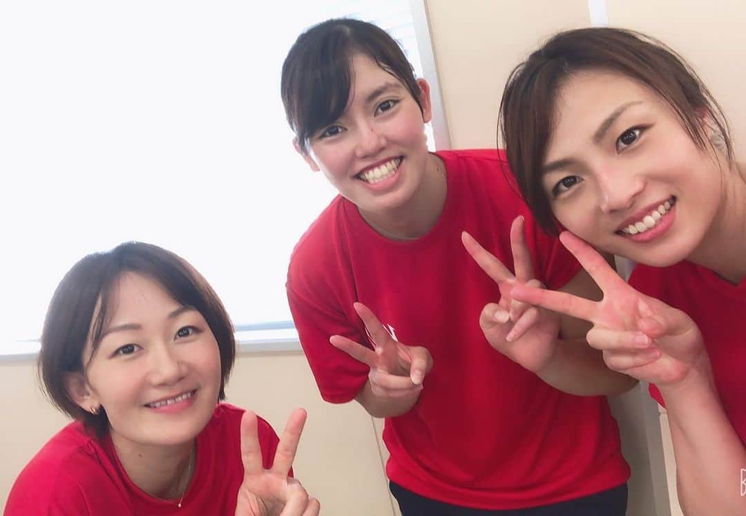 佐野優子のインスタグラム：「. 昨日のイベントにて🏐 . いい天気だったので体育館もいい感じに蒸されてました😂 小学生よりも汗だくになったな😊☝🏻 . 帰りはキジムナー駅でお見送りして貰いました🚉 . 関係者の方々ありがとうございました☺️ . #鳥取県境港市  #キジムナー駅 #バレーボール #volleyball #近江あかり #大野果奈  #お疲れさまでした」