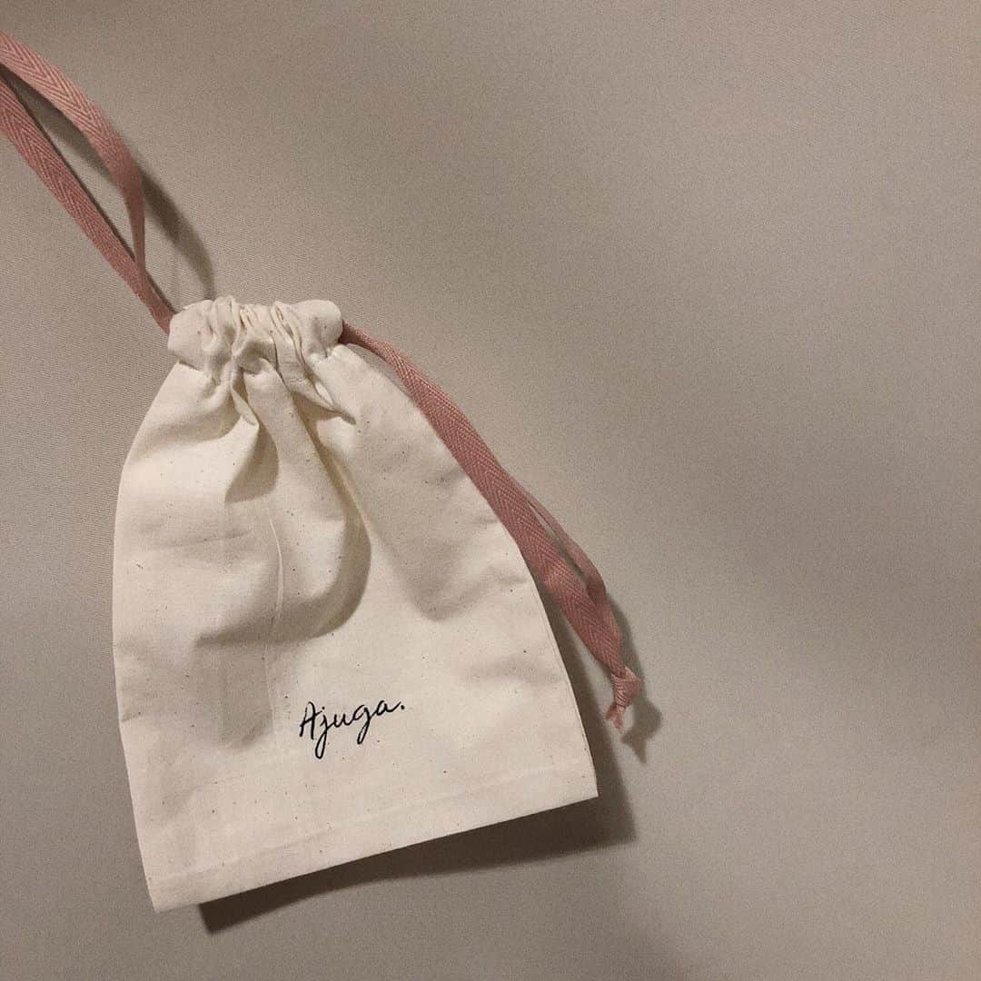 近藤千尋のインスタグラム：「おはようございます🌿 @ajuga.shop  の小さい巾着可愛い💓 ノベルティキャンペーンする予定なので また告知しますね🍑  日曜日、みんなは何するのかな😙 娘とおさるのジョージを見る朝🐒 #ajuga #ノベルティ #巾着」