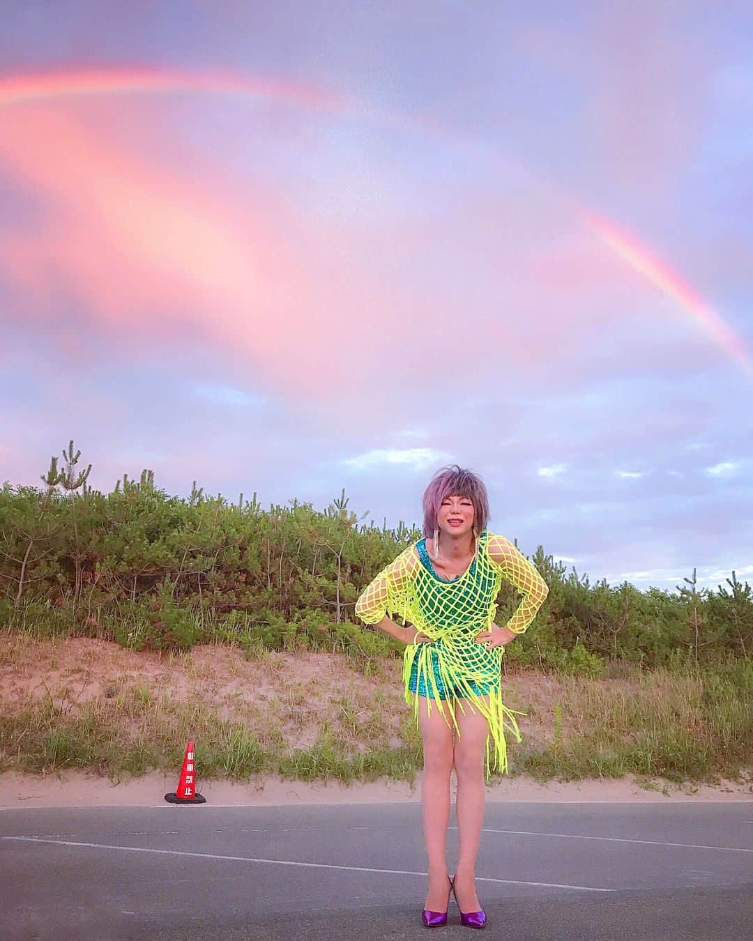 のインスタグラム：「虹の下のオカマ。 これ以上のベタはない。 #undertherainbow #山形  #遊佐町」