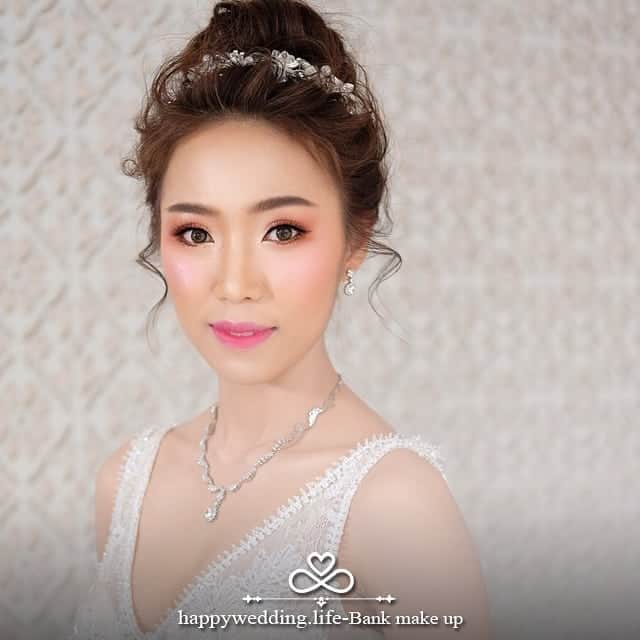 HappyWedding.Lifeさんのインスタグラム写真 - (HappyWedding.LifeInstagram)「ช่างแต่งหน้ามืออาชีพ มากประสบการณ์มากกว่า 5 ปี 🌸ที่ได้รับความไว้วางใจมากมายจากสาวๆ  ทั้งงานแต่งหน้าและทำผมเจ้าสาว บัณฑิต พริตตี้ mc และอีกมากมาย ✨ 💥 พบแพ็คเกจสุดคุ้ม 💥 เเต่งหน้าเจ้าสาว&เจ้าบ่าวในราคาเบาๆ 💄 แต่งหน้าทำผมเจ้าสาว&เจ้าบ่าว 💄 เครื่องประดับ,ดอกไม้ติดผมเจ้าสาว 💄 แฮร์พีท(ตามทรงผมที่เจ้าสาวเลือก) 💄 คอนแทคเลนส์ 💄 ปรับสภาพผิวเจ้าสาว (ลงตัว) . . Detail on 🔽 https://happywedding.life/th/vendor 🔍 Bank make up . . #wedding #beautiful #hairstyle #weddinghair #happywedding #happyweddingthailand #happyweddingth #happy #thailand #makeup #love #weddingideas #แต่งหน้าเจ้าสาว #ทำผมเจ้าสาว #ลุคแต่งหน้าเจ้าสาว #ลิปสติก #เมคอัพเจ้าสาว #ความสวยความงามเจ้าสาว , , ติดตามข้อมูลผู้ให้บริการด้านแต่งหน้าเจ้าสาว >> #HWLmakeup」7月28日 9時53分 - happywedding.life