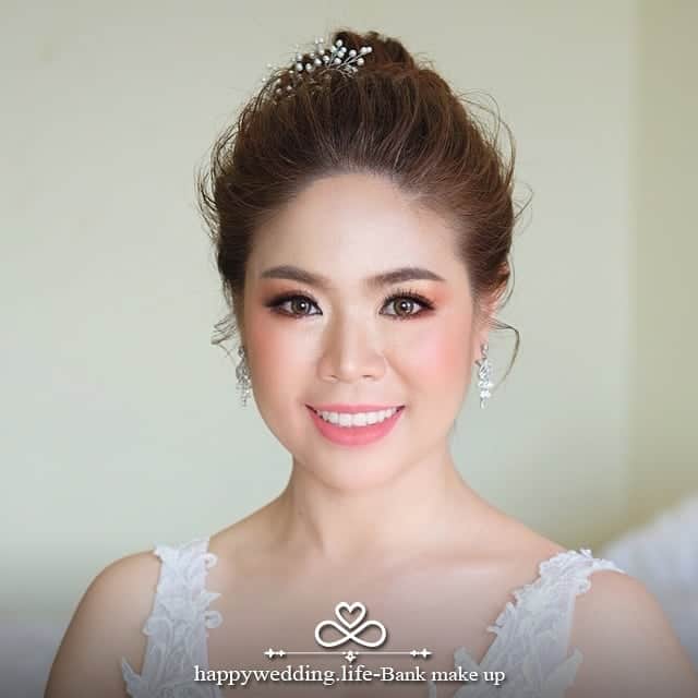 HappyWedding.Lifeさんのインスタグラム写真 - (HappyWedding.LifeInstagram)「ช่างแต่งหน้ามืออาชีพ มากประสบการณ์มากกว่า 5 ปี 🌸ที่ได้รับความไว้วางใจมากมายจากสาวๆ  ทั้งงานแต่งหน้าและทำผมเจ้าสาว บัณฑิต พริตตี้ mc และอีกมากมาย ✨ 💥 พบแพ็คเกจสุดคุ้ม 💥 เเต่งหน้าเจ้าสาว&เจ้าบ่าวในราคาเบาๆ 💄 แต่งหน้าทำผมเจ้าสาว&เจ้าบ่าว 💄 เครื่องประดับ,ดอกไม้ติดผมเจ้าสาว 💄 แฮร์พีท(ตามทรงผมที่เจ้าสาวเลือก) 💄 คอนแทคเลนส์ 💄 ปรับสภาพผิวเจ้าสาว (ลงตัว) . . Detail on 🔽 https://happywedding.life/th/vendor 🔍 Bank make up . . #wedding #beautiful #hairstyle #weddinghair #happywedding #happyweddingthailand #happyweddingth #happy #thailand #makeup #love #weddingideas #แต่งหน้าเจ้าสาว #ทำผมเจ้าสาว #ลุคแต่งหน้าเจ้าสาว #ลิปสติก #เมคอัพเจ้าสาว #ความสวยความงามเจ้าสาว , , ติดตามข้อมูลผู้ให้บริการด้านแต่งหน้าเจ้าสาว >> #HWLmakeup」7月28日 9時53分 - happywedding.life