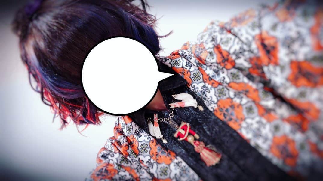 のインスタグラム：「昨日はあまちゃんのライブでした〜！ハイパー素敵だったよ、帰ってからお風呂してツイキャスして寝てたのでこちらの更新を忘れてた！！！！ごめんよ、髪や服はこんな感じ！髪は切って染めて(みえにくいとこは紫や青！) 普段よりも少しだけ落ち着いた感じで いいでしょ おとな？ です！！！！ 服はいつものやつ〜〜もはやお守り代わりにこのセットを着てるよ 以上アタシからでした きょうもがんばろーーー！！」