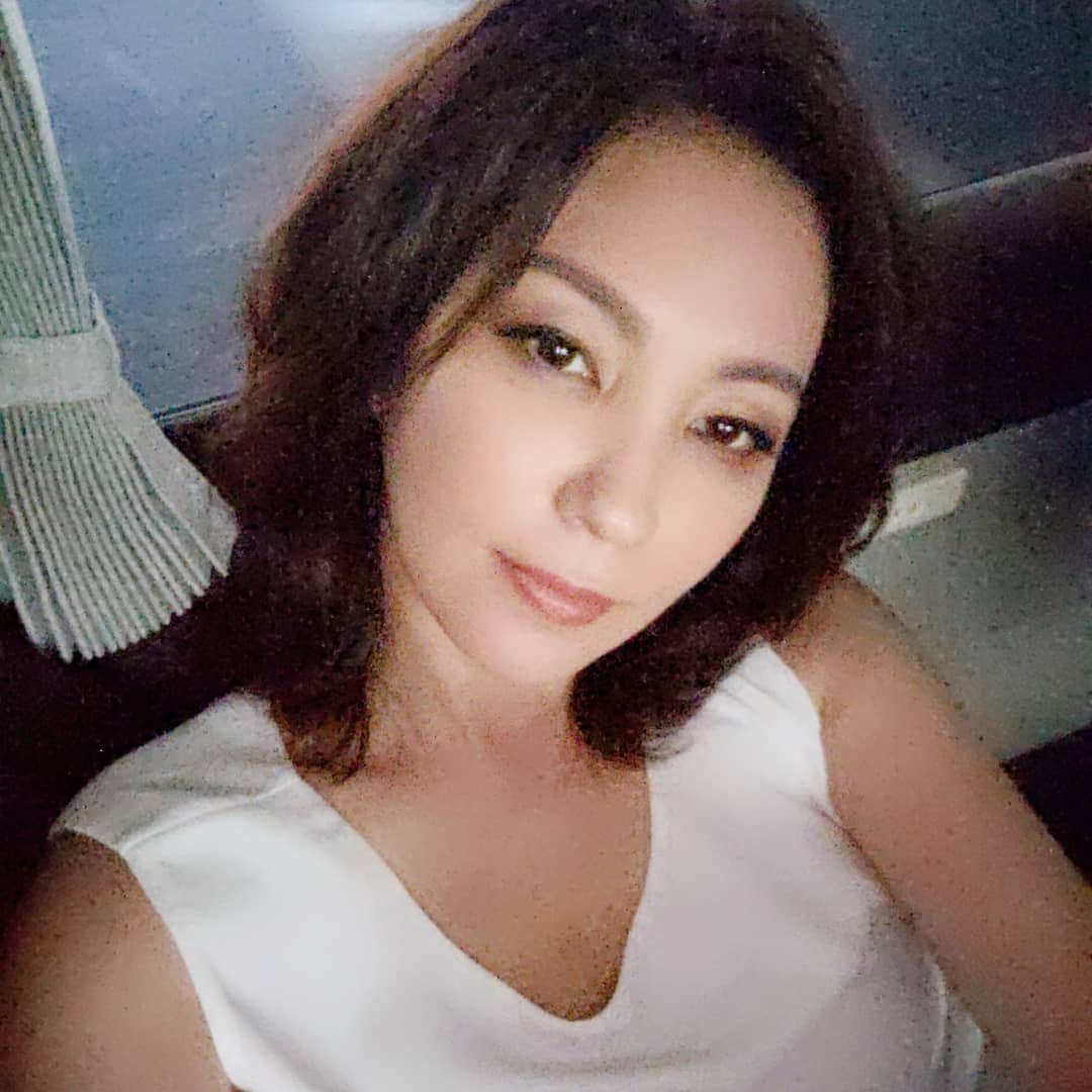 真山景子のインスタグラム：「ロケバス待ち #撮影 #湿度高い #ぬーん ２枚目の顔に年齢を感じましたw笑」