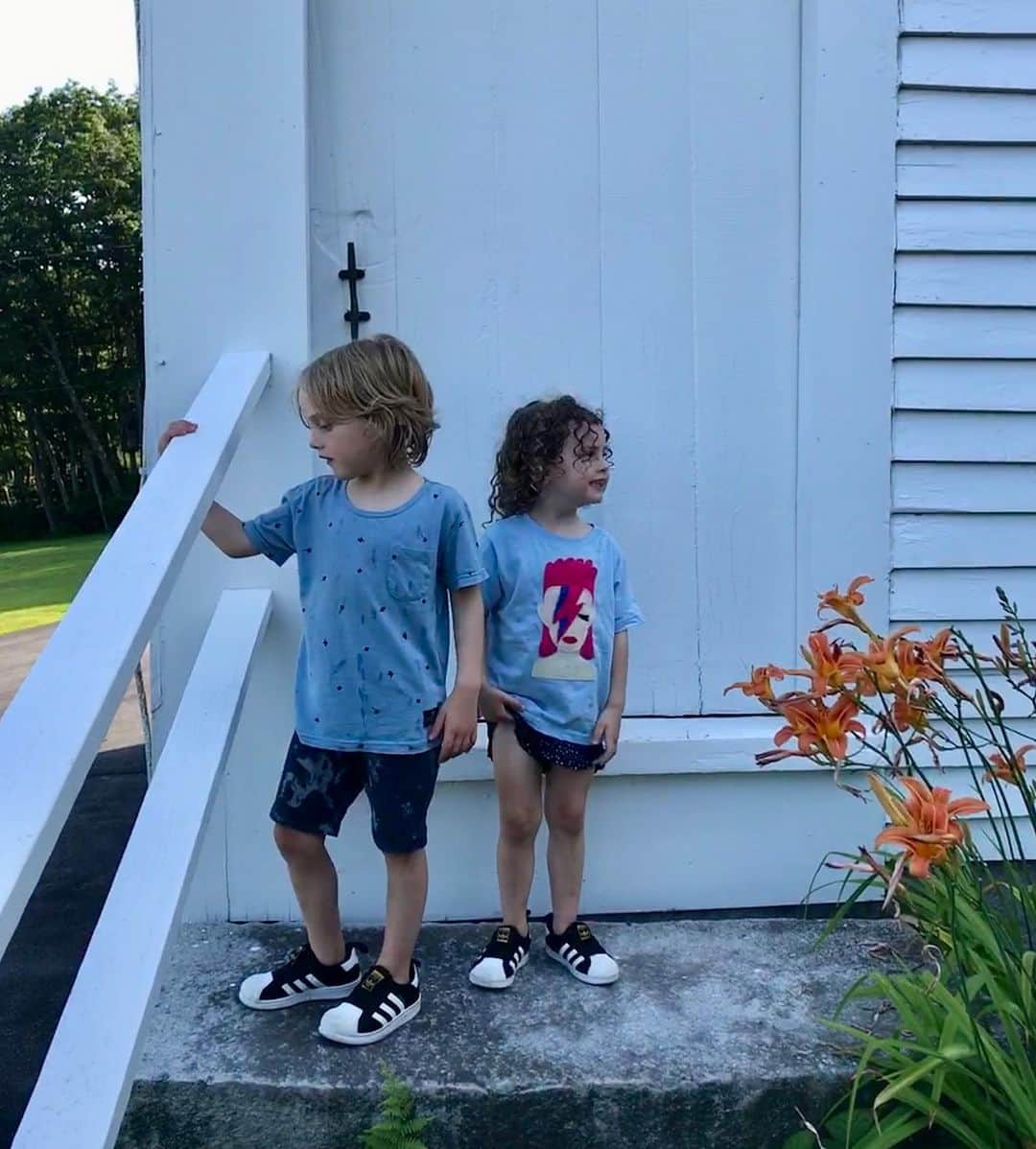 リヴ・タイラーさんのインスタグラム写真 - (リヴ・タイラーInstagram)「💗 Our little loves growing so fast 💗 visiting my home town and our Maine family 💗」7月28日 10時13分 - misslivalittle