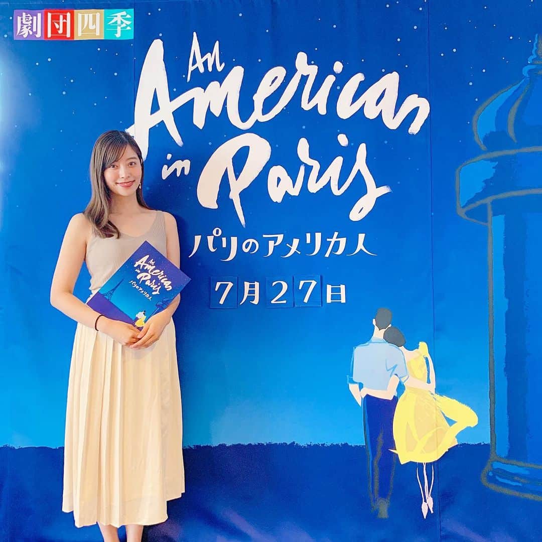 のインスタグラム：「劇団四季の『パリのアメリカ人』を観てきました✨ 久しぶりの劇団四季。最高でした！！ . 第二次世界大戦直後のパリで生きるアメリカ人、ジェリーの恋の行方を追っていくストーリー。 彼が恋に落ちた女の子のリズがバレエダンサーということもあり、劇中はバレエのシーンがたくさん！これがもうため息の出るような美しさ✨ . そして迫力のあるキャストの方々の歌声に何度も鳥肌が立ちました。。 役を演じながら歌で表現するって本当にすごいなぁ。 あと個人的に衣装もすごく可愛くて好みでした❤️ 所々笑えるところもあって、最後は泣けて。 見所が多すぎて夢中で観劇してしまいました💐 . 東京公演は8/11までなので、まだの方はぜひ！！ 愛に迷える女性たちにもおススメ。。かも（笑） . #劇団四季#パリのアメリカ人#パリアメ#バレエ#anamericaninparis#shikitheatrecompany」