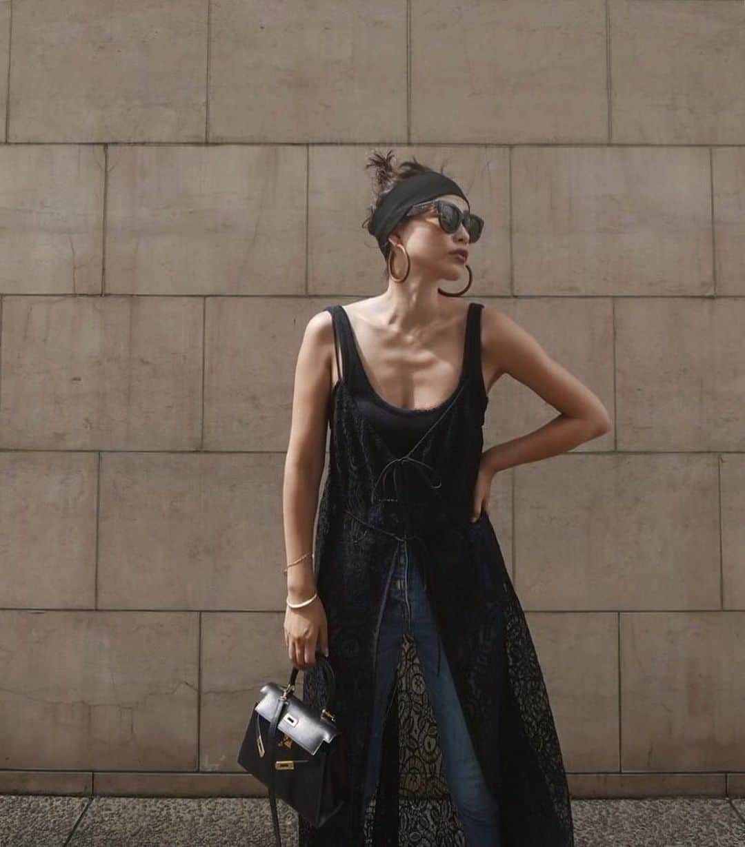 JUNNAのインスタグラム：「初のショートボブ。  こんなに短くしたのは初めて。  30度超えの暑い日にはサッパリアレンジ。  ワイドめのヘアバンドでグッと髪をもちあげて TOPの毛だけをチョンマゲ✌️ めっちゃ簡単。3分アレンジ。  サロンはいつもの表参道 @surface_hair さん  担当は @nao_1117 くん 癒しは @surface.yuuka ちゃん  #only #etretokyo #2019ETREss#junna👠 #toteme #loewe #エルメス #ロエベ #ショートボブ #ボブヘアアレンジ #ボブアレンジ #ボブヘア #ボブスタイル」