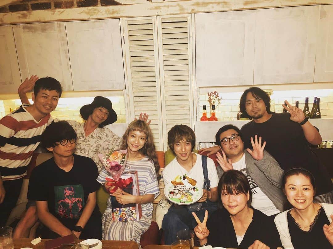 武井優心のインスタグラム：「チェコノーリパブリックのオールナイトニッポン0で1年一緒にお仕事したクルーの皆が結婚祝いのパーティを開いてくれました。4年ぶりに会う人もいたけど誰もあの頃と変わりなく。嬉しかった。また皆で集まりたい！ #八木さんサプライズ登場にはウケた」