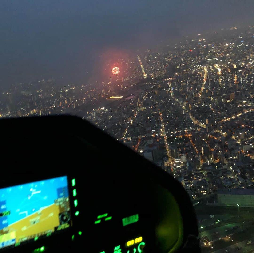 熊谷正寿さんのインスタグラム写真 - (熊谷正寿Instagram)「写真は隅田川花火。操縦訓練も兼ねて空から見てきました。  夜間飛行は訓練生時代の必須科目。でも、空の渋滞は初体験。  報道ヘリ、消防へり、見物へりと、複数のヘリコプターがほぼ1箇所に集中。  台風の影響で風も強く、雲が1200フィート付近にたれ込めてました。ヘリは雲を避けながら飛行するので皆同じ高度。つまり、衝突の危険があります。  この様な場合は、時計回りに一定のスピードで回り、122.6MHzで相互通信をし、コクピットのPFDと目視で安全確認しながら飛行します。  雲で視界が悪いし、接近警報が鳴りっぱなしだし、花火も見たいし、命懸けの花火見学。  人生でもっとも神経を使いましたw  結論、花火は地上から見た方が楽しめますね（汗）  #pilot #aw109 #helicopter #helicopters #隅田川花火大会 #花火大会 #hanabi」7月28日 10時25分 - masatoshi_kumagai