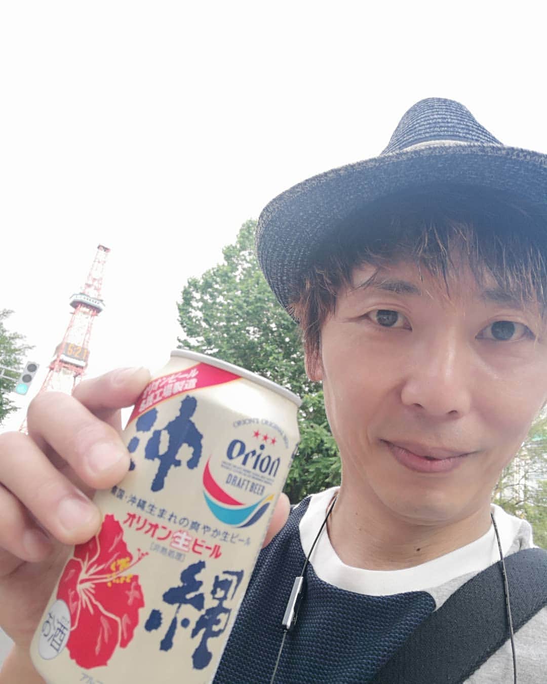 岡田達也のインスタグラム：「札幌公演、終了。 札幌演劇鑑賞会のみなさま、お世話になりました。 ありがとうございました。  これから北見に向かいます。 ……なんて北海道でオリオンビール？  #世襲戦隊カゾクマン #札幌 #オリオンビール #岡田達也」