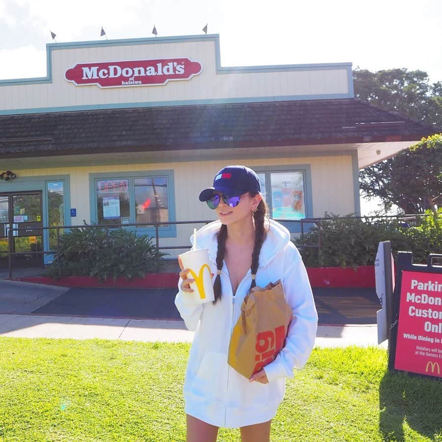 のインスタグラム：「このマックからの帰り道、ふと気づくと隣の車線をジンさん号が並走してました🚗🚙💨﻿ ﻿ ノースショアからワイキキへ戻る車でごった返すハイウェイでまさかの隣同士。助手席にはスバ様。この日自由行動だったから何にも話し合ってないのに、行き先も帰るタイミングも一緒って。笑﻿ ﻿ 今回の人生、もうどこへ行っても何をしててもこの2人からは離れられない運命のようなので、これからもガッチリ両脇から固めて頂きます😆✨﻿ ﻿ #ちなみにこの時 #ティミーが20個入りのチキンナゲット買ってた #いくらなんでも20て #メインじゃないよ #サイドにだよ」