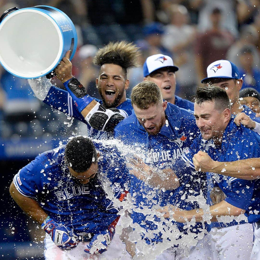 トロント・ブルージェイズさんのインスタグラム写真 - (トロント・ブルージェイズInstagram)「That was fun! Drop a ✋ if you stayed with us for EVERY inning! #BlueJaysWin」7月28日 10時38分 - bluejays