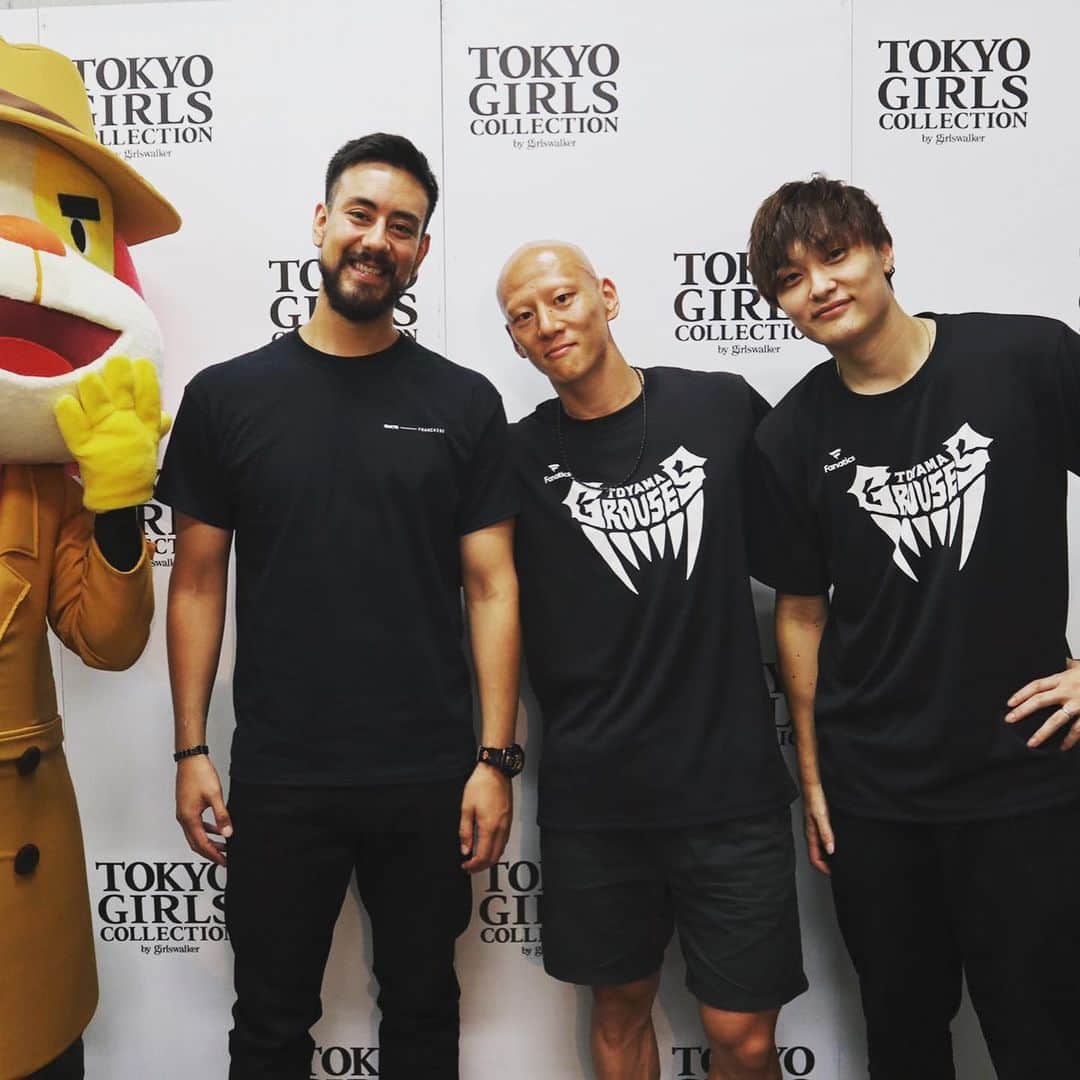 眞庭城聖のインスタグラム：「昨日は富山で開催された東京ガールズコレクションに3x3のオリンピックと富山であるjapan tourの告知で出てきました‼️ 富山グラウジーズの阿部さんと宇都選手も一緒でした🏀  阿部さんとは久しぶりに沢山話せて楽しかったです！フリースタイル流石でした🙏🙏 #富山グラウジーズ #茨城ロボッツ #東京ガールズコレクション #tgc #bleague #3x3 #olympic #basketball #aktr #stancesocks #somet #平井大の生歌最高でした」