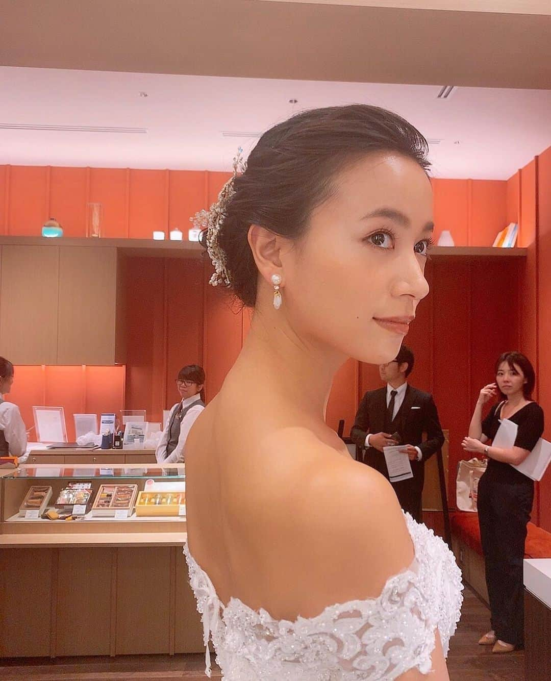 高橋ユウさんのインスタグラム写真 - (高橋ユウInstagram)「イベントのヘアメイクは、実際の結婚式の時にもヘアメイクをしてくれたリサちゃん @chibilisa 💍✨ いつもの収録の時とまた全然違う雰囲気を作ってくれました🥰 結婚式のときのヘアメイクもまた載せますね♡ マネージャーさんもいつも一緒にいてくれる今ちゃんです✌︎」7月28日 10時45分 - takahashiyu.official