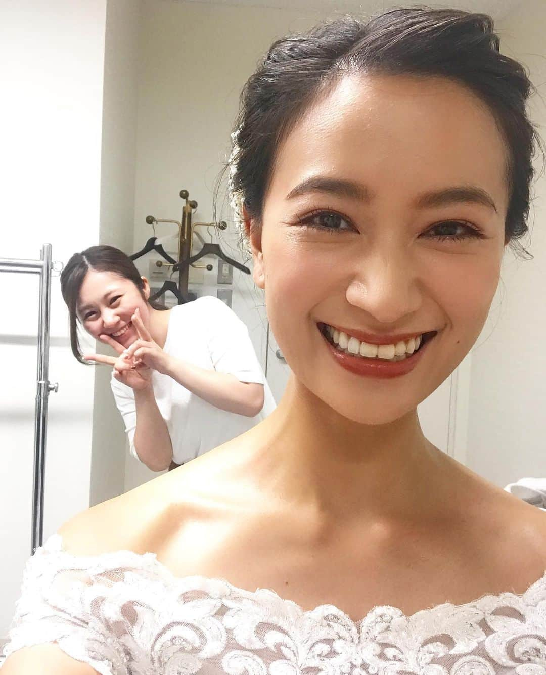 高橋ユウさんのインスタグラム写真 - (高橋ユウInstagram)「イベントのヘアメイクは、実際の結婚式の時にもヘアメイクをしてくれたリサちゃん @chibilisa 💍✨ いつもの収録の時とまた全然違う雰囲気を作ってくれました🥰 結婚式のときのヘアメイクもまた載せますね♡ マネージャーさんもいつも一緒にいてくれる今ちゃんです✌︎」7月28日 10時45分 - takahashiyu.official