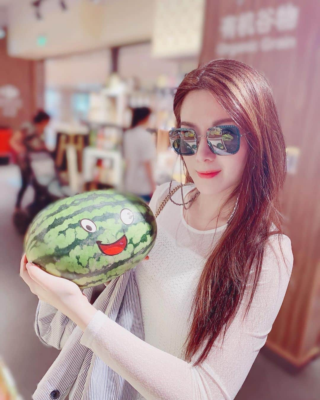 クリスティン・クオさんのインスタグラム写真 - (クリスティン・クオInstagram)「Good morning~ A cute looking watermelon lights up my day! Happy Sunday everyone !  在超級市場看到了一顆貼著笑臉的可愛西瓜! 讓人心情立刻變的很好～ 祝大家星期天愉快  #positivevibes #正能量 #好心情 #christinekuo #苟芸慧 #苟姑娘 #苟芸慧christinekuo #苟芸慧正能量  #watermelon #西瓜」7月28日 10時46分 - joyfulck