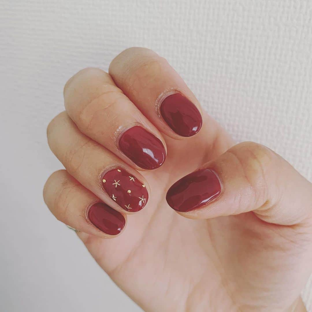 三ツ井裕美さんのインスタグラム写真 - (三ツ井裕美Instagram)「本番に向けてネイルチェンジ💅 ・ ボルドーをちょっとくすませた感じの色です。 ・ 星のスタッズが可愛い★ ・ ・ #nail #bordeaux」7月28日 10時54分 - hiromi__km