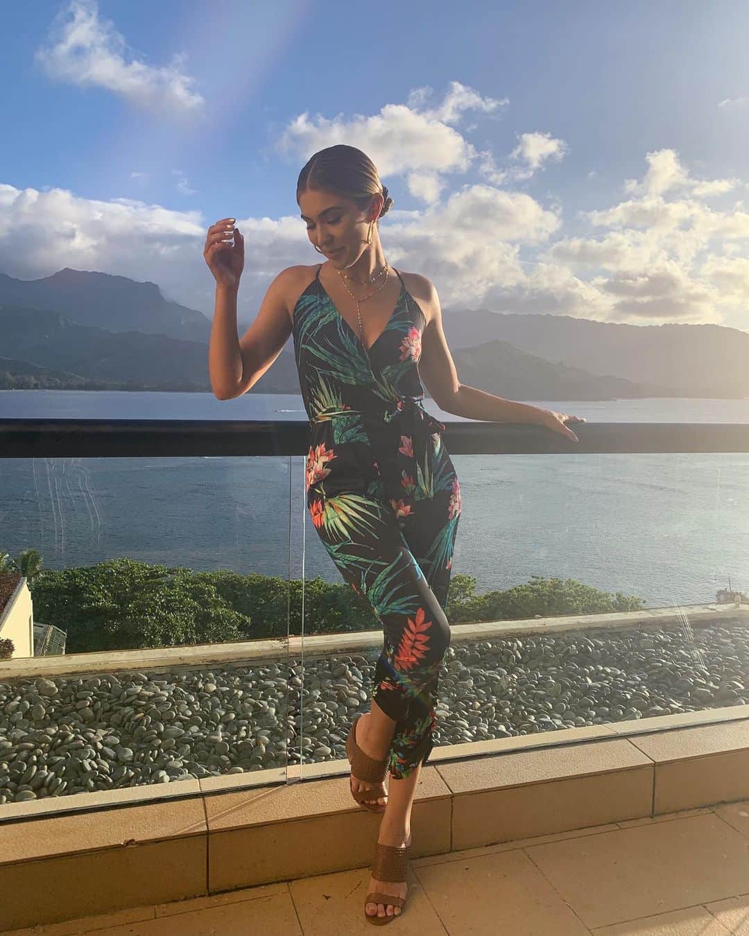 キャシー・ケリーのインスタグラム：「what are squatters rights in hawaii? #askingforafriend #hobbsandshaw」