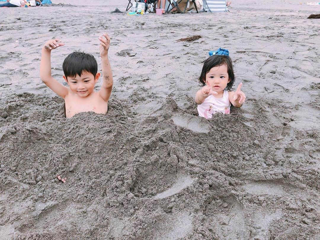 黒宮ニイナさんのインスタグラム写真 - (黒宮ニイナInstagram)「夏休みが始まって1週間🌻✨ さっそく海に遊びに行ってきました🌊  2人ともお砂遊びが楽しかったみたいで、お砂に埋もれて大喜び😆👏 息子はトンネルも作ってました✨ 夢中でずっと遊んでみんな真っ黒👦🏽🧒🏽 まだまだ夏休みたくさん遊びにいこうね☺️♬ #兄妹 #男の子 #4歳7ヶ月 #女の子 #1歳6ヶ月 #夏休み #夏の思い出 #逗子 #海 #お砂遊び #summervacation #sea」7月28日 11時01分 - niina_pilates0827