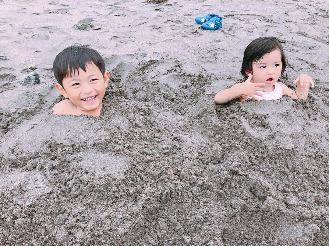 黒宮ニイナのインスタグラム：「夏休みが始まって1週間🌻✨ さっそく海に遊びに行ってきました🌊  2人ともお砂遊びが楽しかったみたいで、お砂に埋もれて大喜び😆👏 息子はトンネルも作ってました✨ 夢中でずっと遊んでみんな真っ黒👦🏽🧒🏽 まだまだ夏休みたくさん遊びにいこうね☺️♬ #兄妹 #男の子 #4歳7ヶ月 #女の子 #1歳6ヶ月 #夏休み #夏の思い出 #逗子 #海 #お砂遊び #summervacation #sea」