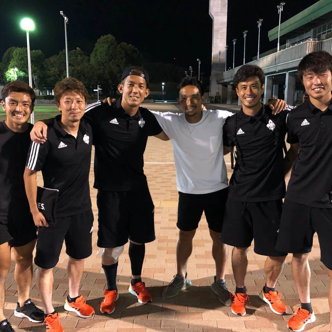 太田康介のインスタグラム：「HONDAとの試合が延期になり急遽戻ってこれたのでニンジニアスタジアムへ！  大変だったけど頑張って行った甲斐ありました。  おかげでパワー注入してもらいました💪💪 ・ ・ #ツエーゲン金沢 #一緒にやった選手も #だいぶ少なくなったね #ヒロもゆうともマサも #みんな元気だったな #洋平は相変わらず生意気だ #相変わらず垣田は #おめめがチャーミング #コールリーダーも #まだまだ頑張って👍 #あらきマネージャーは #遅い反抗期で金髪にしてるみたいです #とにかく残り半分頑張ろう #行くぞＪ #FC今治」