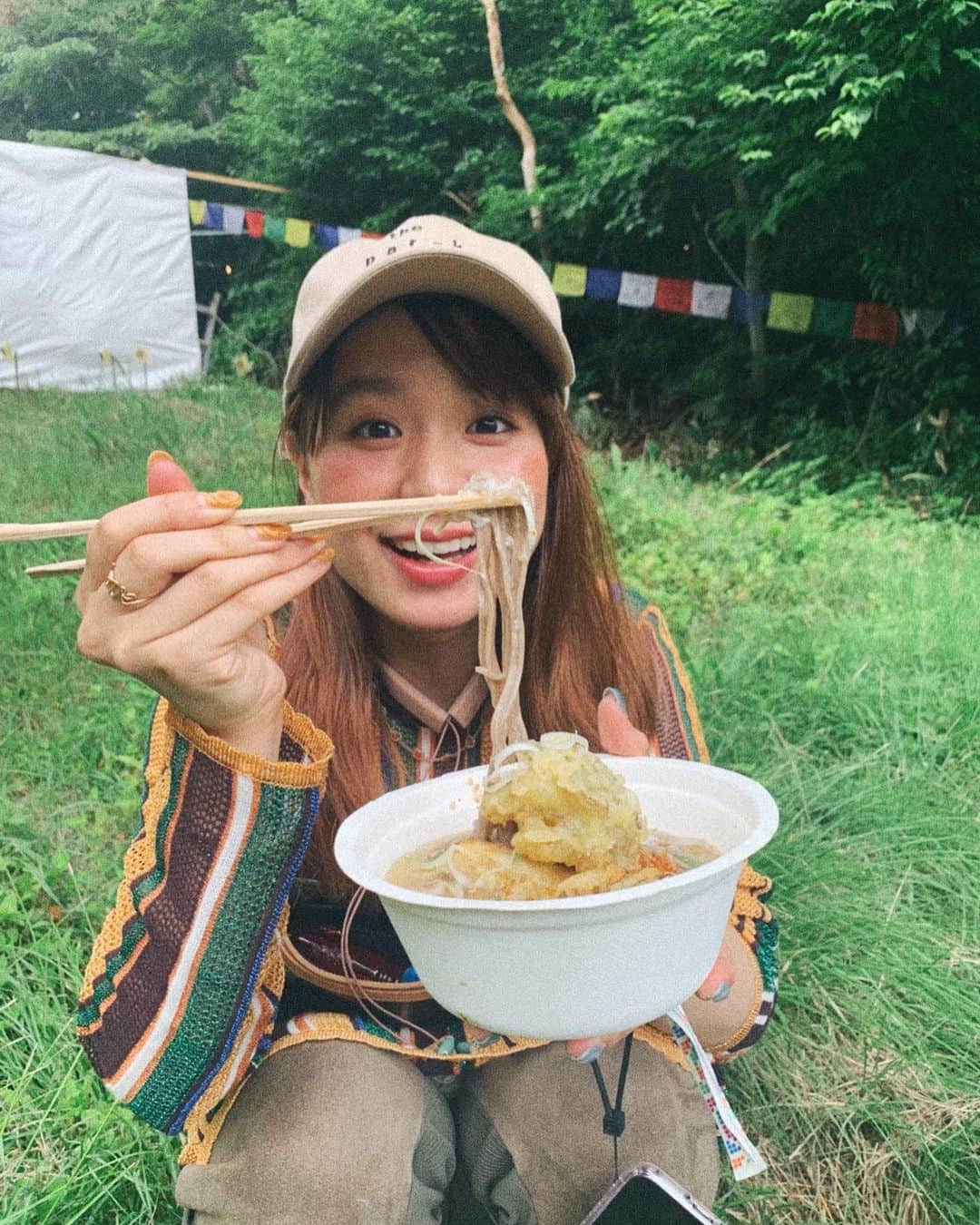 ももさんのインスタグラム写真 - (ももInstagram)「フジロックで友だちと一緒に食べるあたたかいお蕎麦の美味さたるやもう #fujirock」7月28日 11時10分 - charanpo_momo
