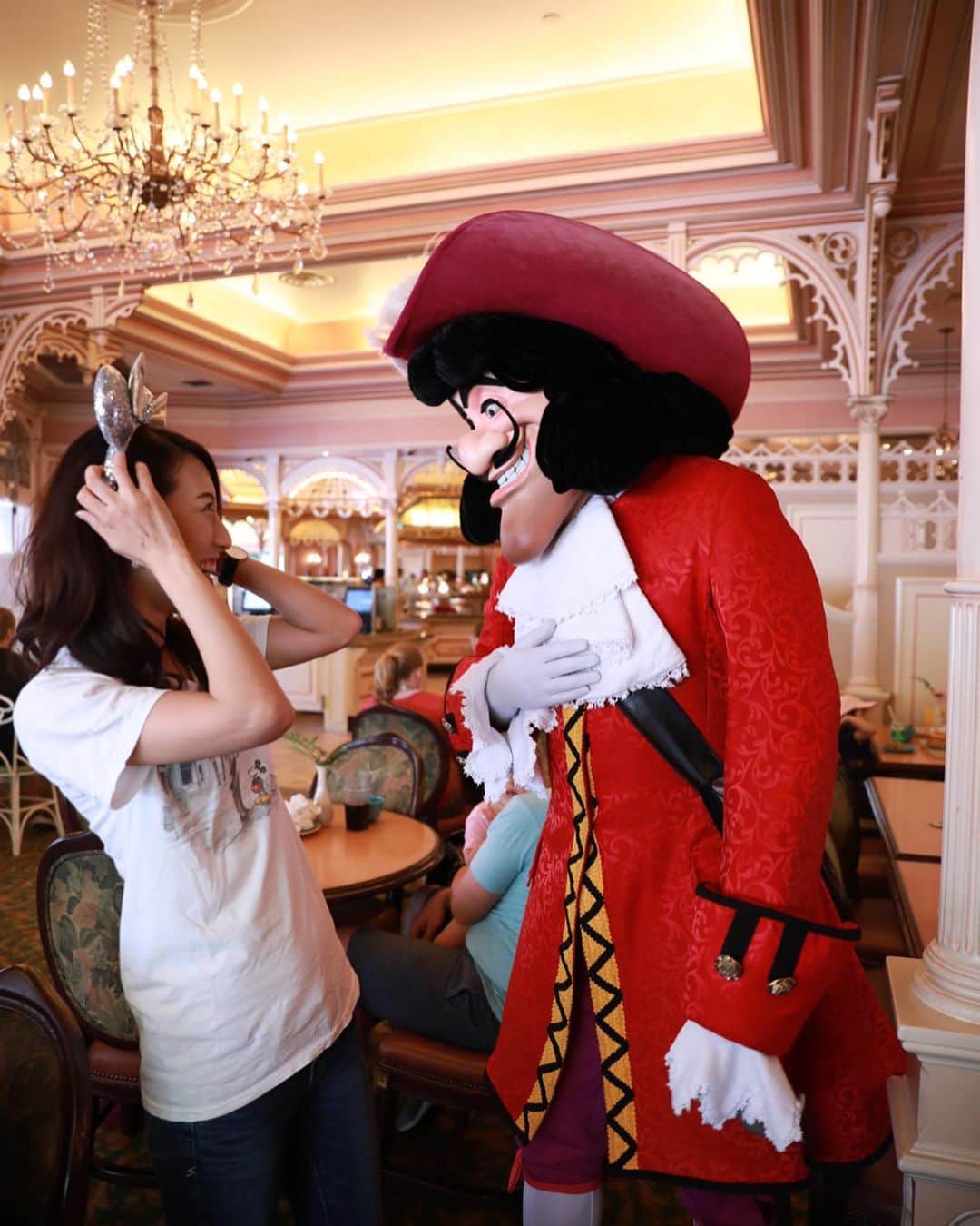 朝風れいさんのインスタグラム写真 - (朝風れいInstagram)「Disneyland, Anaheim🌴🏰🌴 ・ ・ 🎀🍽PLAZA  INN☕️🎀 ・ ・ しつこくカメラで撮ったフック船長も！ ・ ・ ワンショットお願いしたら、どんどん気分が乗ってきたらしく、怖い俺を見てくれ！と言わんばかりに、色んなポーズをしてくれましたw 怖ぶれば怖ぶる程、キュートなフック船長が、大好きになったよ\(❁´∀`❁)ﾉ ・ ・ ・ #plazainn  #breakfast #キャラクターグリーティング #anaheim #california #la #losangeles #anaheimdisney #disneylandcalifornia #disneyland #magickingdom #californiaadventure #アナハイム #カリフォルニア #ディズニーランド #アナハイムディズニー #カリフォルニアアドベンチャー #ilovedisney #disneygram#disneyinsta #canon #eos5dmarkiv #eos5dmark4  #ディズニーカメラ隊」7月28日 11時13分 - rei.wd