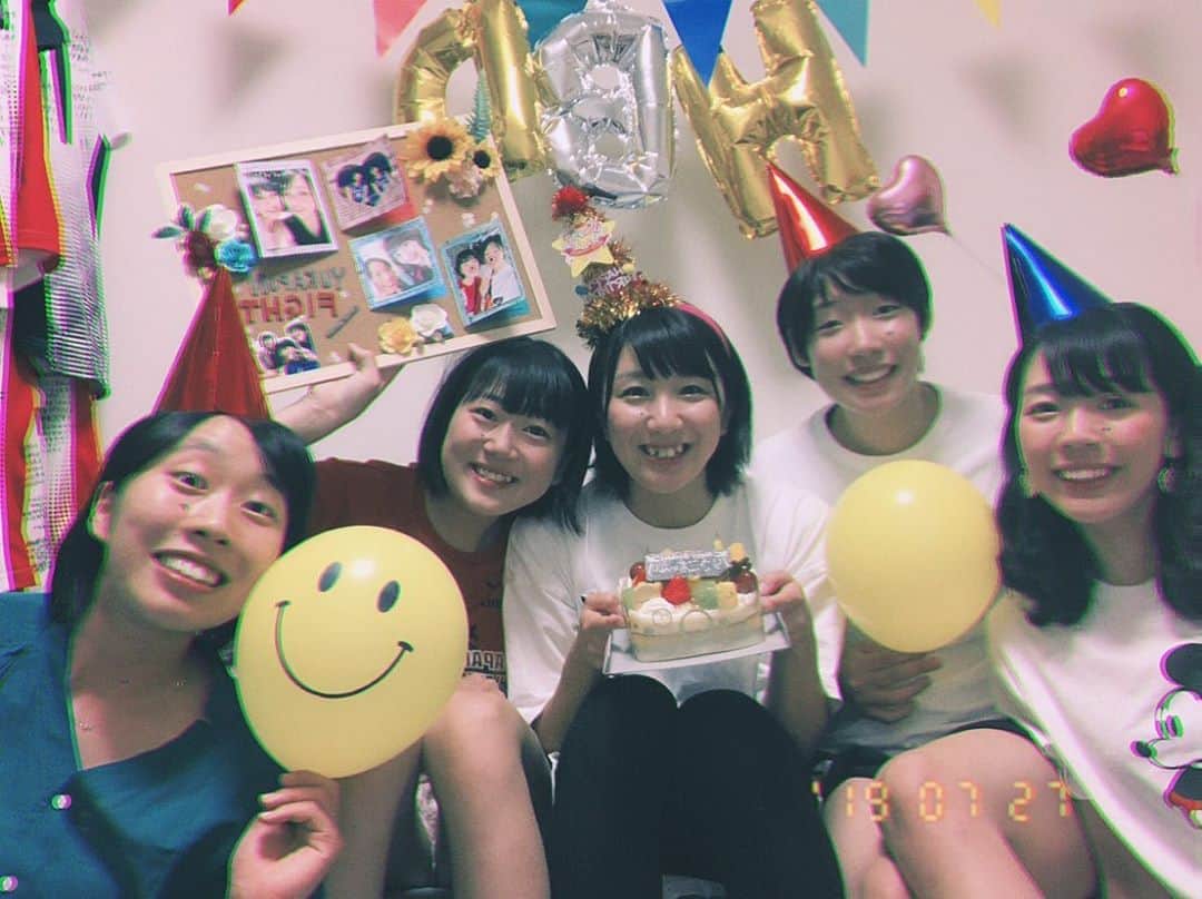 安井由香子さんのインスタグラム写真 - (安井由香子Instagram)「・ りあさんのお誕生日会をしました❤️ 改めて誕生日おめでとうございます😊✨ サンダルお揃っち💛 ・ まさかの…サプライズをしてもらいました😭😭💕 めっちゃ嬉しくて… ほんまに嬉しくて…泣きました。😭😭😭 本当にありがとうございます😭💕😭💕 ひなたもありがとう。😭💕😭💕 可愛い可愛いぬいぐるみ🧸🧸ありがとうございます🥺❤️ ・ #コルクボード #ひなた作 #ありがとう😭💕 #りあさん #わかさん #ねるさん #ありがとうございました😭💕」7月28日 11時13分 - yukapon0018