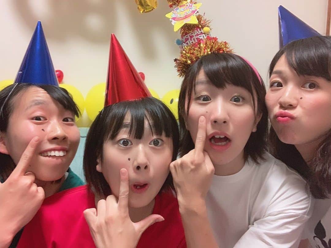 安井由香子のインスタグラム：「・ りあさんのお誕生日会をしました❤️ 改めて誕生日おめでとうございます😊✨ サンダルお揃っち💛 ・ まさかの…サプライズをしてもらいました😭😭💕 めっちゃ嬉しくて… ほんまに嬉しくて…泣きました。😭😭😭 本当にありがとうございます😭💕😭💕 ひなたもありがとう。😭💕😭💕 可愛い可愛いぬいぐるみ🧸🧸ありがとうございます🥺❤️ ・ #コルクボード #ひなた作 #ありがとう😭💕 #りあさん #わかさん #ねるさん #ありがとうございました😭💕」