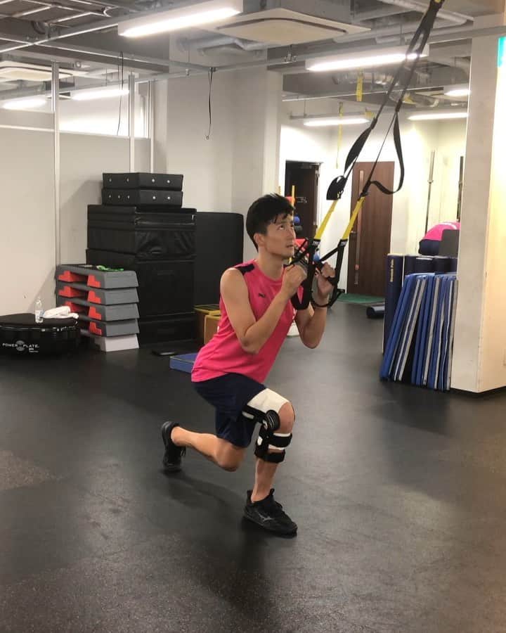 都倉賢のインスタグラム：「たまにはしっかりリハビリしている投稿も👍 これは大腿四頭筋をイジメるメニュー🦵 地味だけどこのコードの補助を使う事で強制的に重心が右足にかかるから、終わったときはもうパンパンっす。 こういった地味なリハビリの強度を少しずつ上げて復帰に向かって頑張ってまーす！！！ #返り咲きカウントダウン #KAERIZAKI」