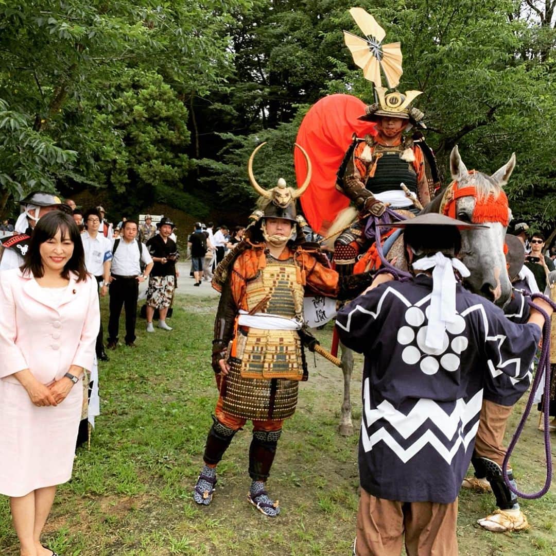 森まさこさんのインスタグラム写真 - (森まさこInstagram)「一千有余年の歴史、相馬野馬追  その起源は1,000年以上も遡ると云われる野馬追祭りは東日本大地震でも途切れることがなく続いてきました。  圧倒的な躍動感、受け継がれてきた伝統、総大将の厳かな佇まいが福島の大切な歴史を感じさせます。  本日の本祭りもとても楽しみです！  #相馬野馬追 #野馬追 #重要無形民俗文化財 #森まさこ」7月28日 11時14分 - mori_masako_