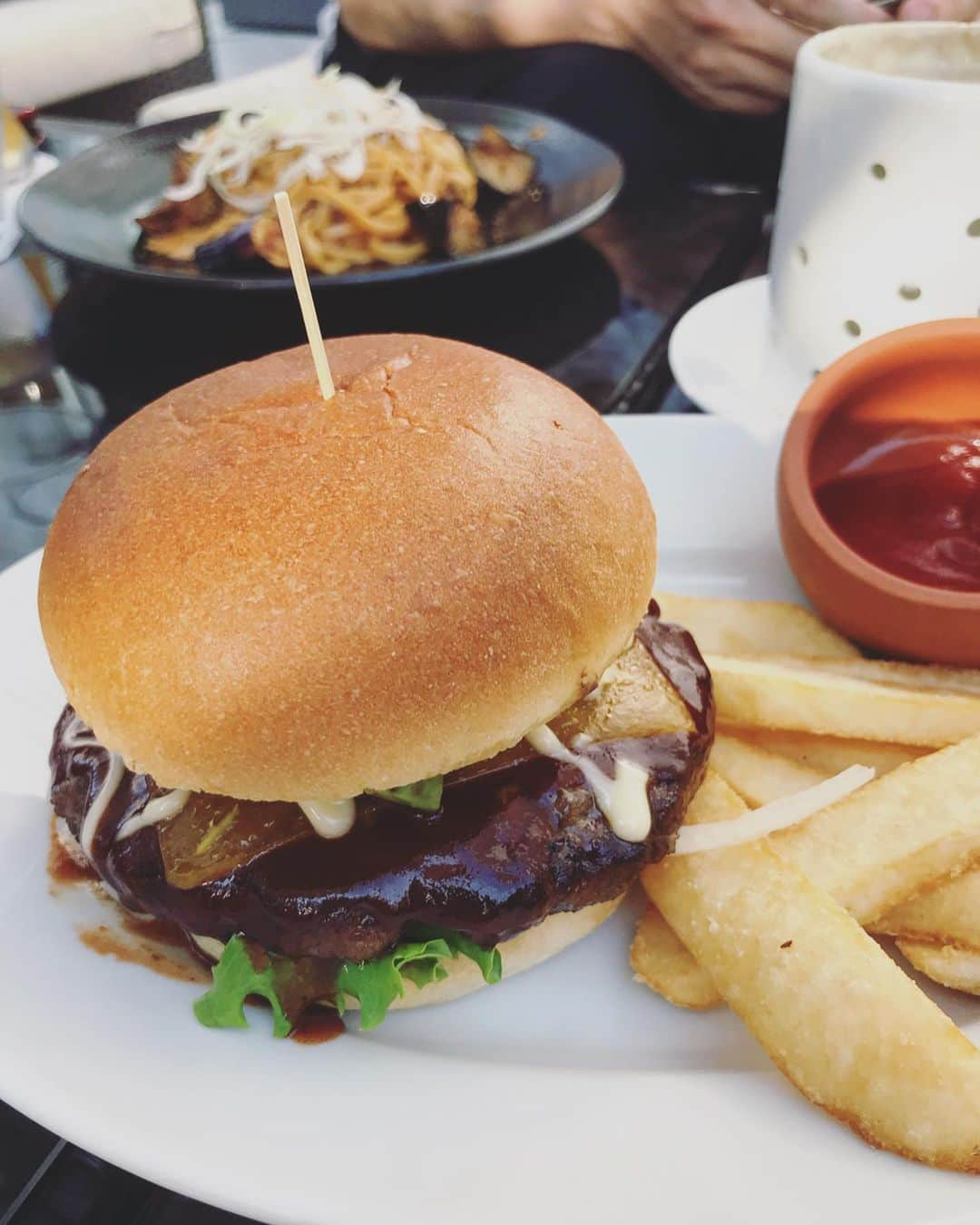 佐倉真衣さんのインスタグラム写真 - (佐倉真衣Instagram)「テラス好きが遺伝した🌵🍔 . #terracelunch #tokyo #baby #babyboy #momandson #男の子ベビー #男の子ママ #赤ちゃんのいる生活 #遺伝子」7月28日 11時25分 - maitanaka20