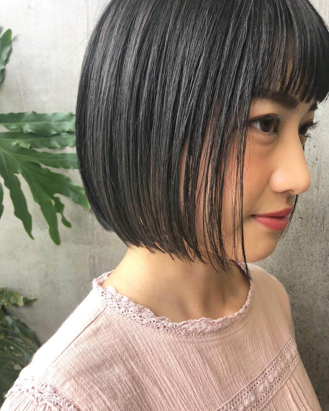 カワシリアツシのインスタグラム：「黒髪でもミニボブ☺︎ ・ ・ ・ ・ブリーチの回数がわからない。 ・値段が気になる。 ・ダメージが心配。など なんでもご気軽にご相談ください😊 ・ ご予約やご相談はDM・LINEにて待ちしております🙆‍♂️ ・ ・ ・  #アディクシー #イルミナカラー  #外国人風カラー #ミニボブ #切りっぱなしボブ #ハイライト #外ハネ #グラデーション #外国人風 #ポートレート #美容室 #美容院 #美容学生 #撮影 #東京 #渋谷  #ショートヘア #グレージュ  #ブルージュ #ブリーチ #portrait #フィルムカメラ #hairstyle #ショートカット #haircolor #ハイトーン #데일리룩 #时尚 #แฟชั่น#デジキュア」