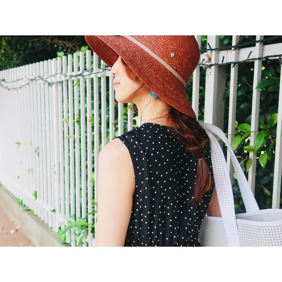 有村実樹さんのインスタグラム写真 - (有村実樹Instagram)「💄👗﻿ 金曜日のインスタライブ時の私服です✨﻿ ﻿ ﻿ ロングワンピ&帽子の時は、髪はアレンジでまとめた方がバランスが良くなりますね😊﻿ ﻿ 適当な三つ編みでも毛を細かく引き出すことでいいゆるさが出ます。﻿ ﻿ ﻿ 👒帽子→ #Helenkaminski﻿ 👗ワンピース→ #Milaowen﻿ 👟スニーカー→ #UGG﻿ 👜バッグ→ #SPICE﻿ ﻿ ﻿ #私服 #fashion #ワンピース #キレイめカジュアル #まとめ髪 #ヘアアレンジ #三つ編み #大人可愛い #服とメイクのバランス」7月28日 11時33分 - arimura_miki