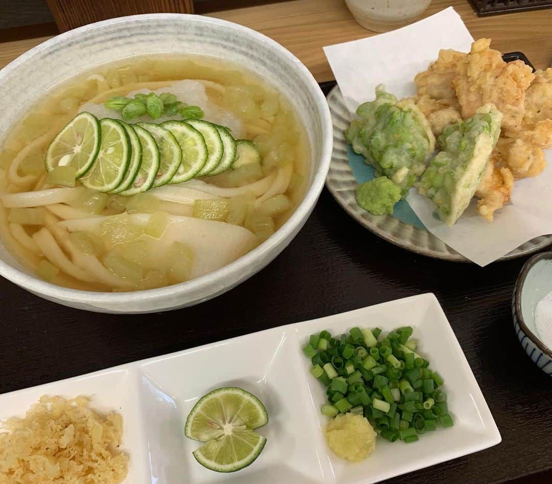 やふさんのインスタグラム写真 - (やふInstagram)「すだちの冷やしかけうどん（蓮いも入り）、とり天、枝豆のかき揚げ。あゝどれも最高 . #うどん #讃岐うどん #とり天ラヴァー」7月28日 11時26分 - kyafy